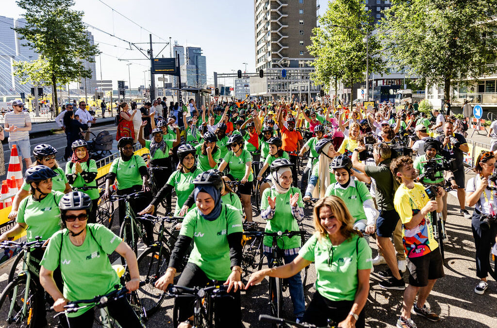 Rotterdam rolt daags voor de Tour de France Femmes stralend succes