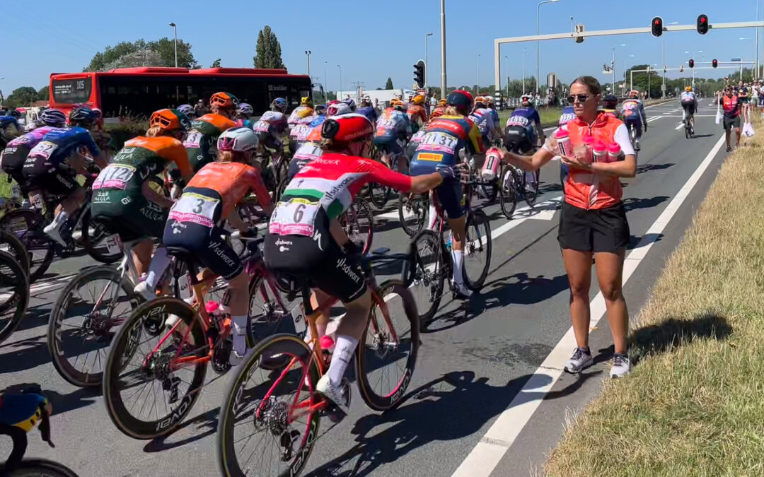 Soigneur Sanne Roozemond combineert hobby en werk voor droombaan bij de koers